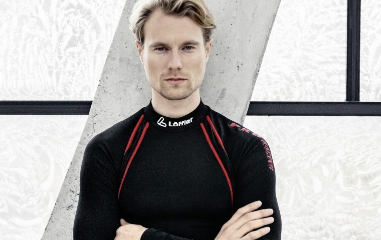 Herrn mit leichter Thermo-Funktionsunterwäsche für Herren von LÖFFLER in Schwarz und in der Langarm-Variante.