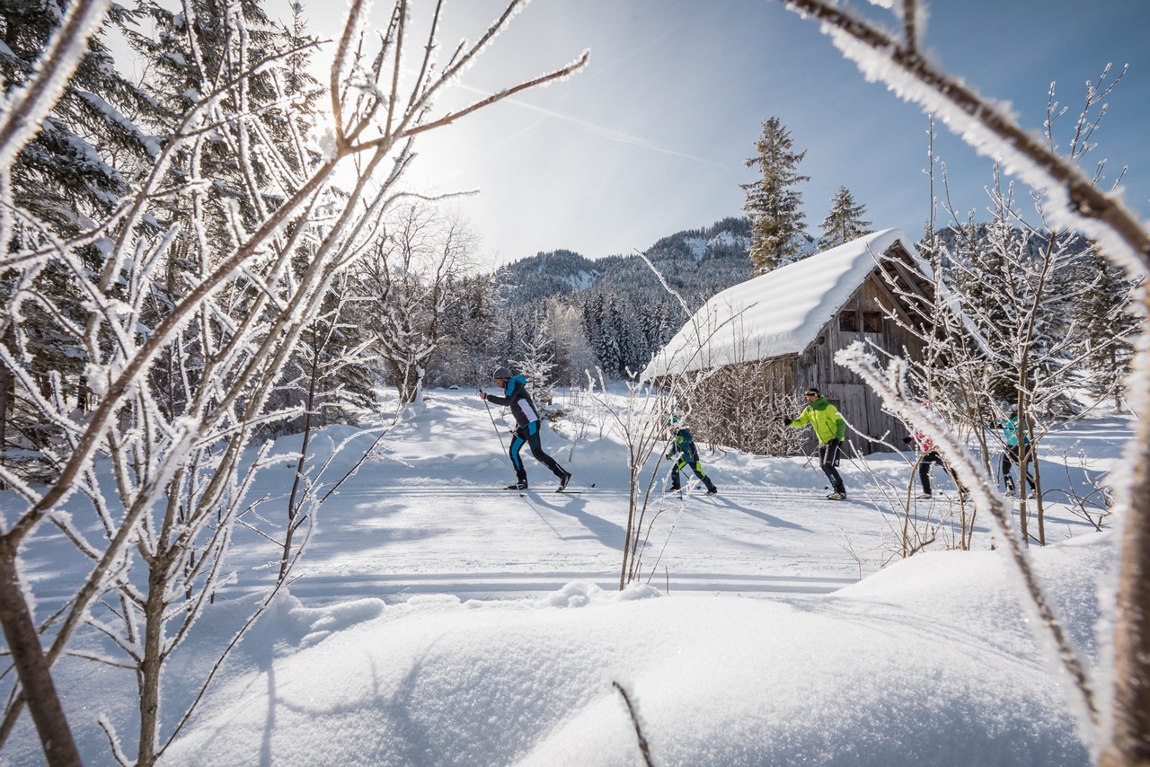 Familie beim Langlaufen in Weissensee
