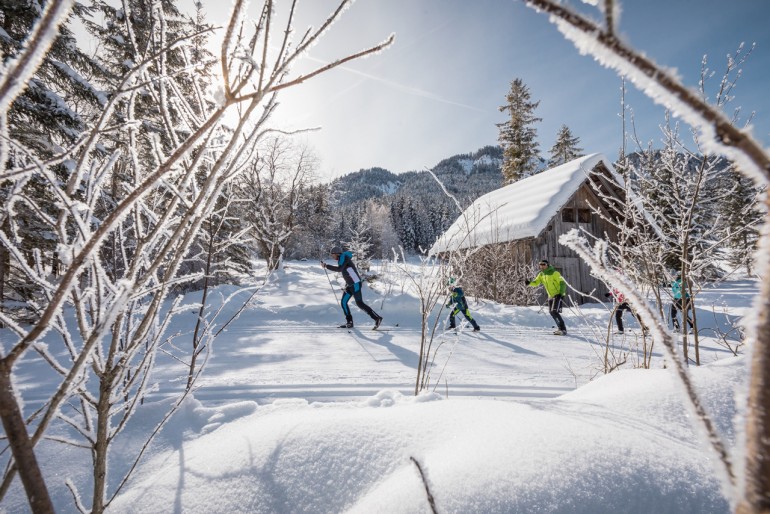 Familie beim Langlaufen in Weissensee