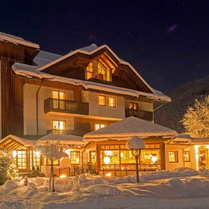 Das Leonhard beleuchtet bei Nacht