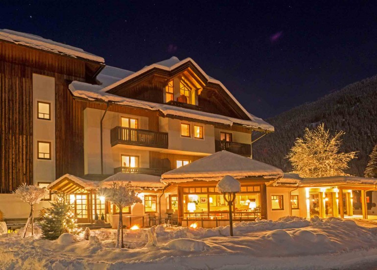 Das Leonhard beleuchtet bei Nacht