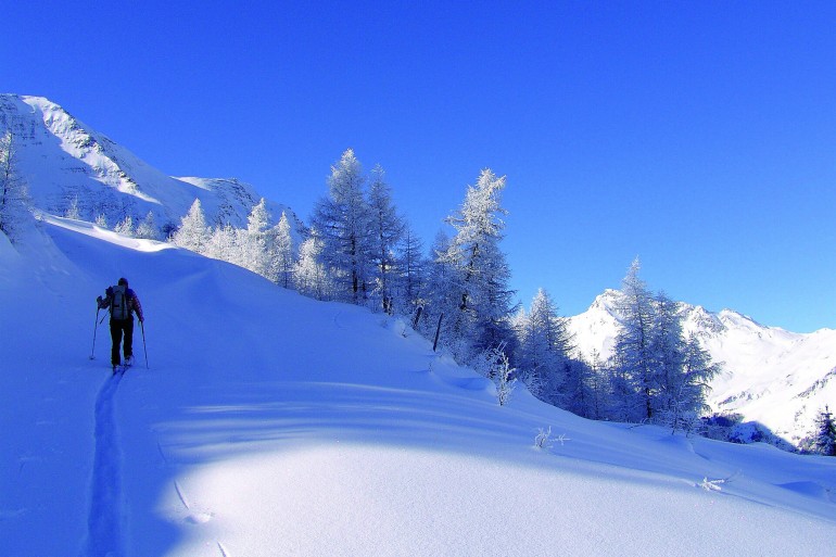 Mann in Mallnitz Skitour gehen.