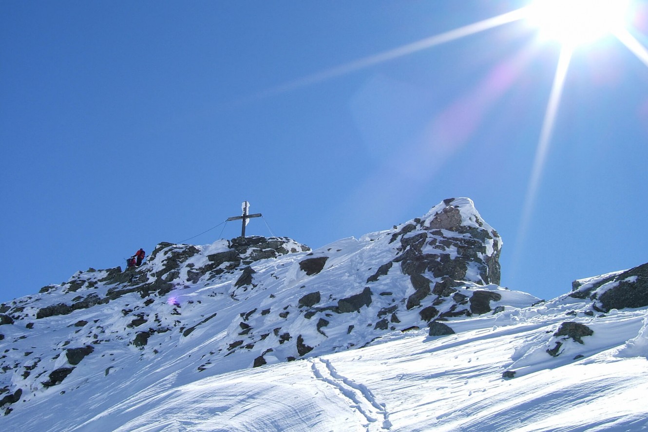 Berg mit Gipfelkreuz
