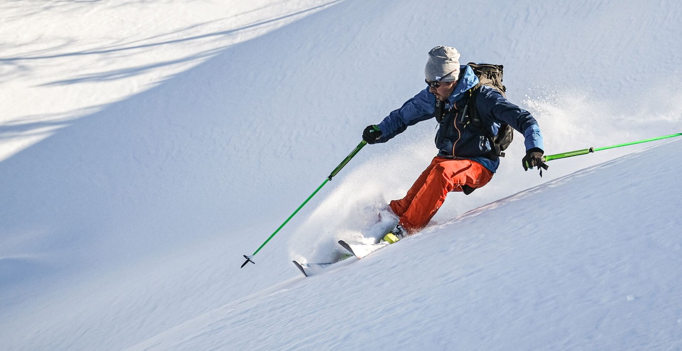 Ski Fahrer mit Löffler Skigewand.