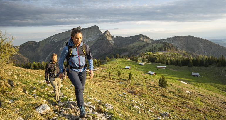 Frau und Mann beim Wandern vor dem Schafberg bei Sonnenuntergang