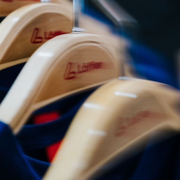 Kleiderbügel | Die Produktion | Löffler Sportswear