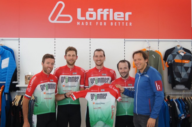 Teammitglieder von Racing Team Alpha bei der Trikotübergabe für das Race Across America 2019 durch Jörg Tichy, Marketingleiter Löffer.