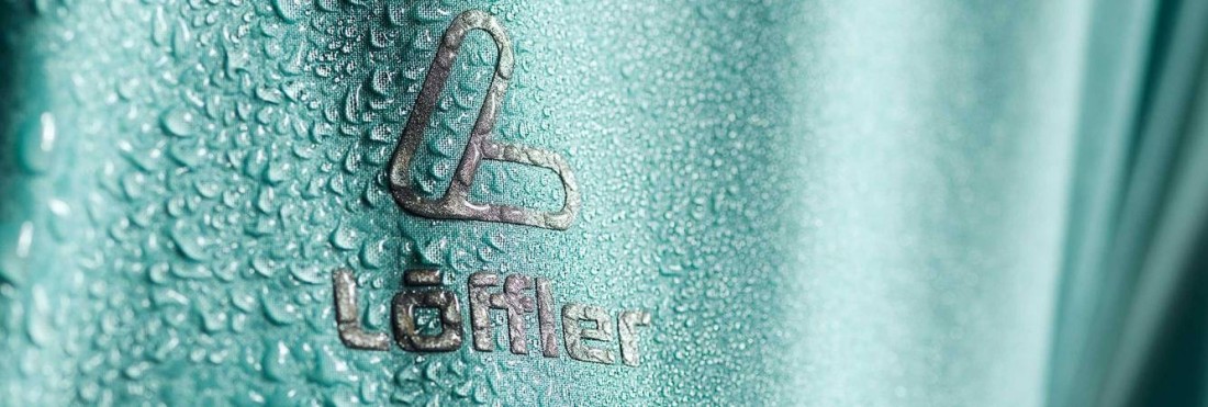 Loeffler-Logo-auf-Stoff-Wasser-perlt-ab