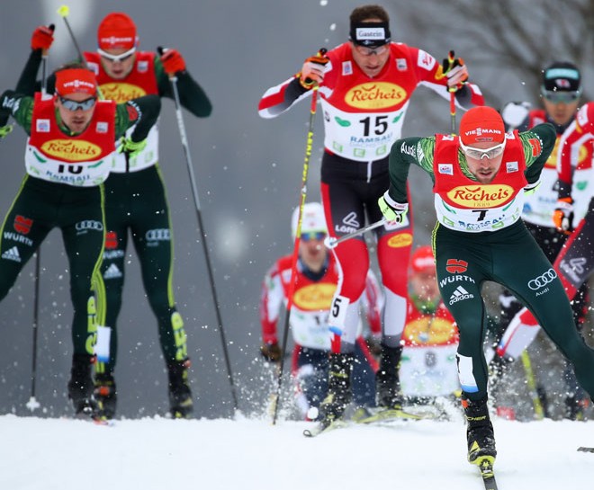 Spitzensportler kämpfen beim Langlaufen um den Sieg
