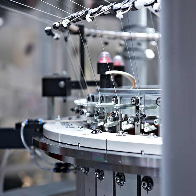 Strickmaschine-Detailansicht-Faden