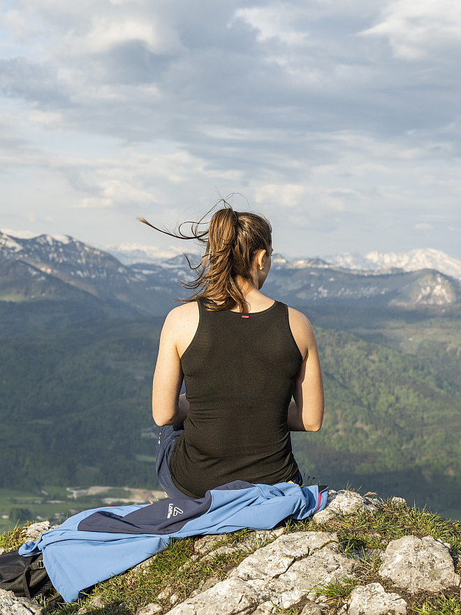 Women wearing a black functional singlet