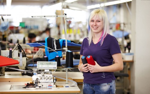 Worker with two yarns.