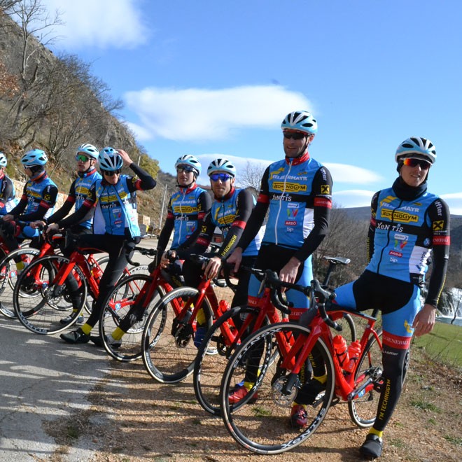 Radteam Felbermayr posing in new jerseys.